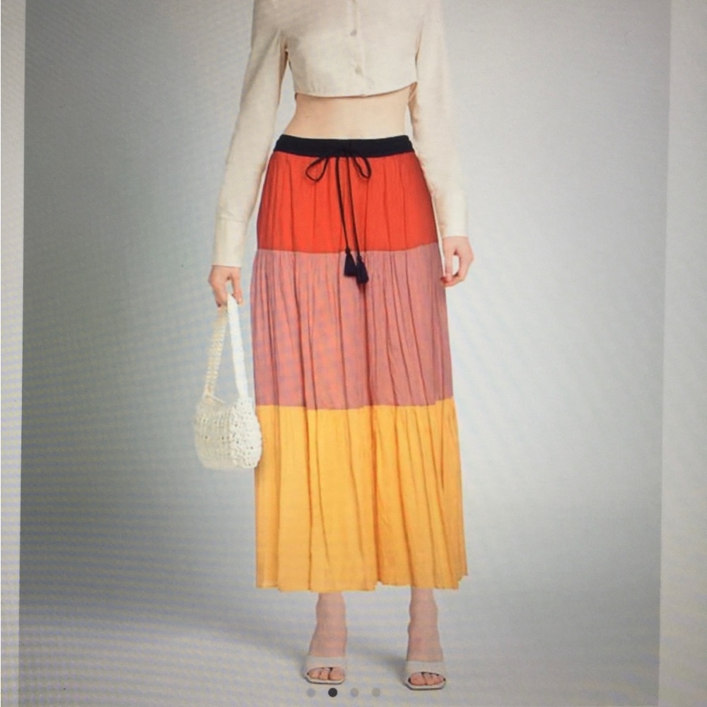 Tri-colored maxi skirt.